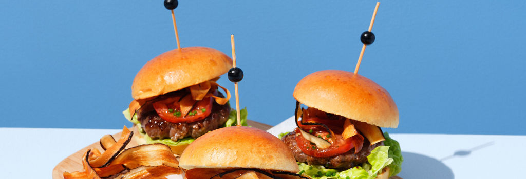 230310_MINI-POTATO-HAMBURGER-BUN_MINI-POTATO-RUNDBURGER-MET-TRUFFEL-EN-SCHORSENERENCHIPS_Staand_lr