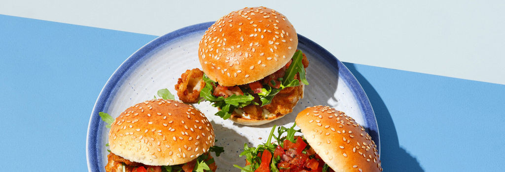 230309_MINI-SESAN-HAMBURGER-BUN_MINI-SESAM-CALAMARES-BURGER_Staand_lr