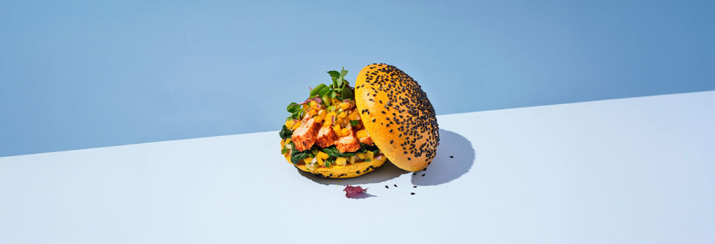 230306_LTO CURRY HAMBURGER BUN_GEGRILDE CHICKEN TANDOURI CURRY HAMBURGER BUN_Liggend