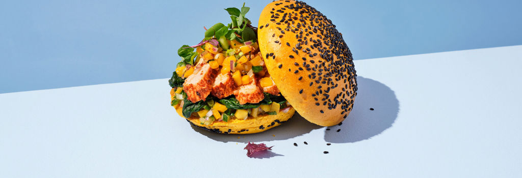 230306_LTO-CURRY-HAMBURGER-BUN_GEGRILDE-CHICKEN-TANDOURI-CURRY-HAMBURGER-BUN_Liggend_lr