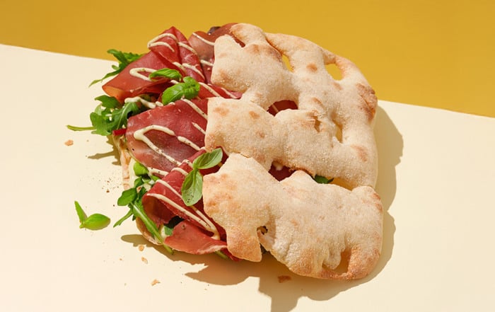 Pinsa basilicum bresaola
