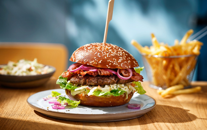 225387_PRETZEL_BUN_ARTISTIEK-SFEER-BURGERS-DINER_B_LIGGEND_v1