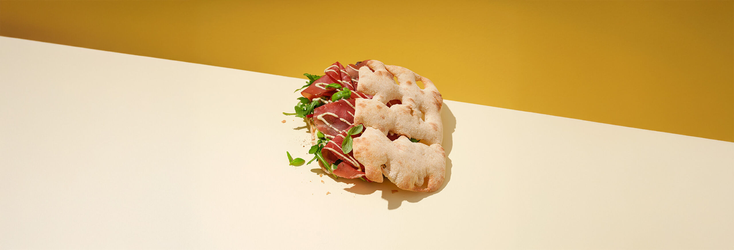 230225_PINSA PRE-SLICED 125G_PINSA BASILICUM BRESAOLA_Liggend_INRIVER