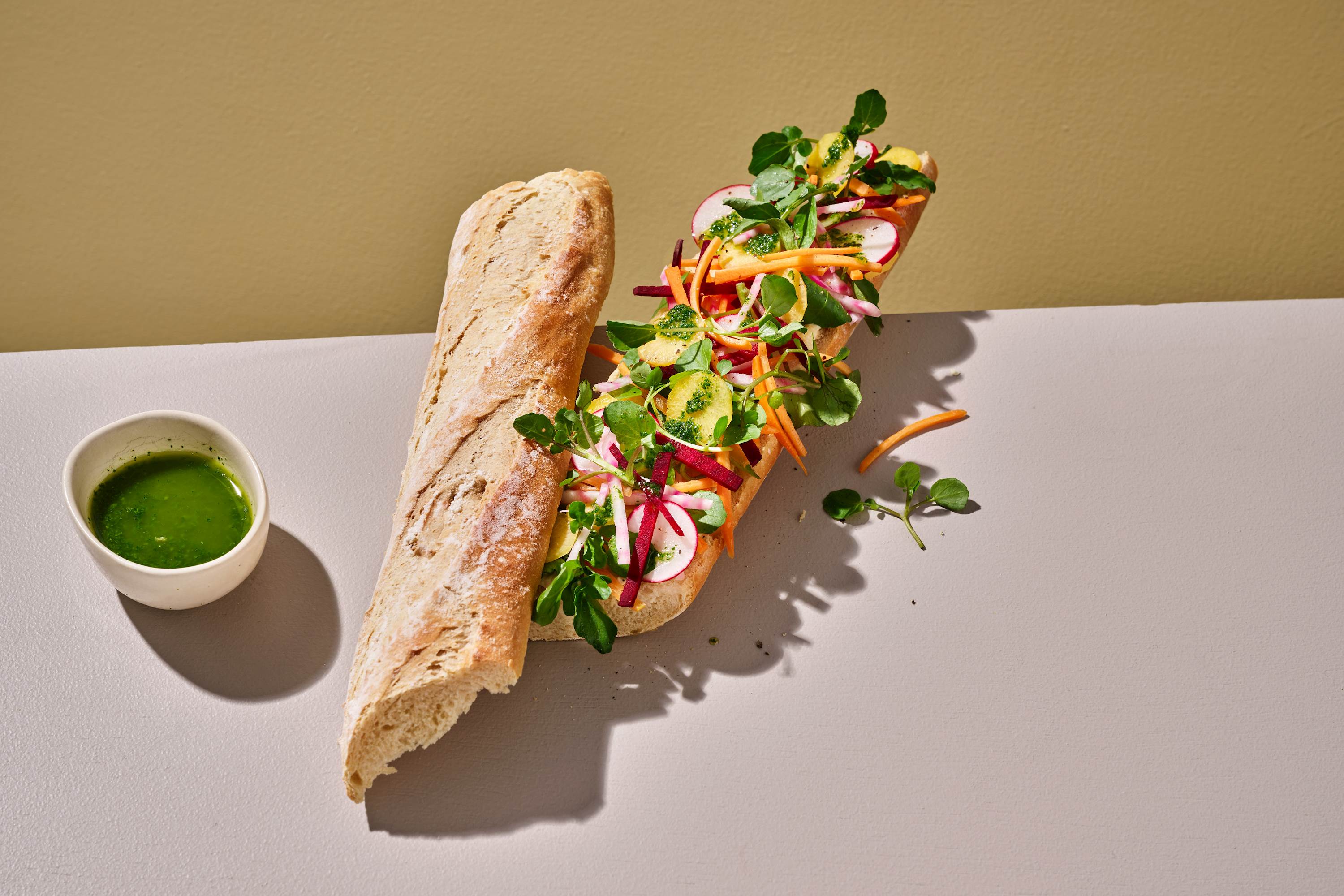 27480000_223284_PLUS_FRANS_STOKBROOD_WIT_BEBLOEMD_RECEPT_RAINBOW_BAGUETTE_LIGGEND
